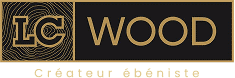 Logo LC WOOD Créateur ébéniste, lettres stylisées dorées sur fond noir avec motif de grain de bois stylisé.